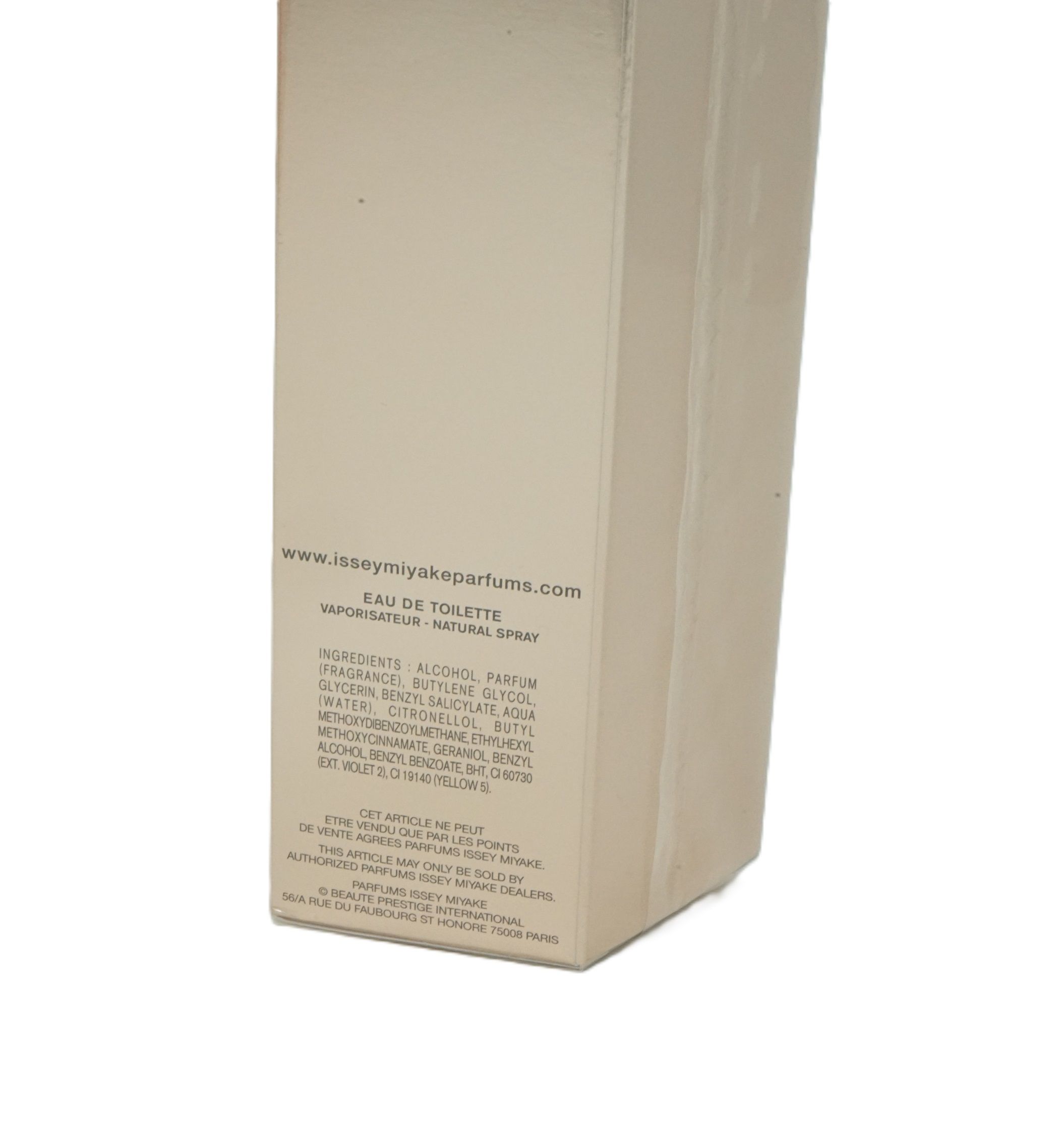 Beige Kartonverpackung mit Text. Enthält Informationen wie Inhaltsstoffe, Website und Herstelleradresse. "Eau de Toilette".