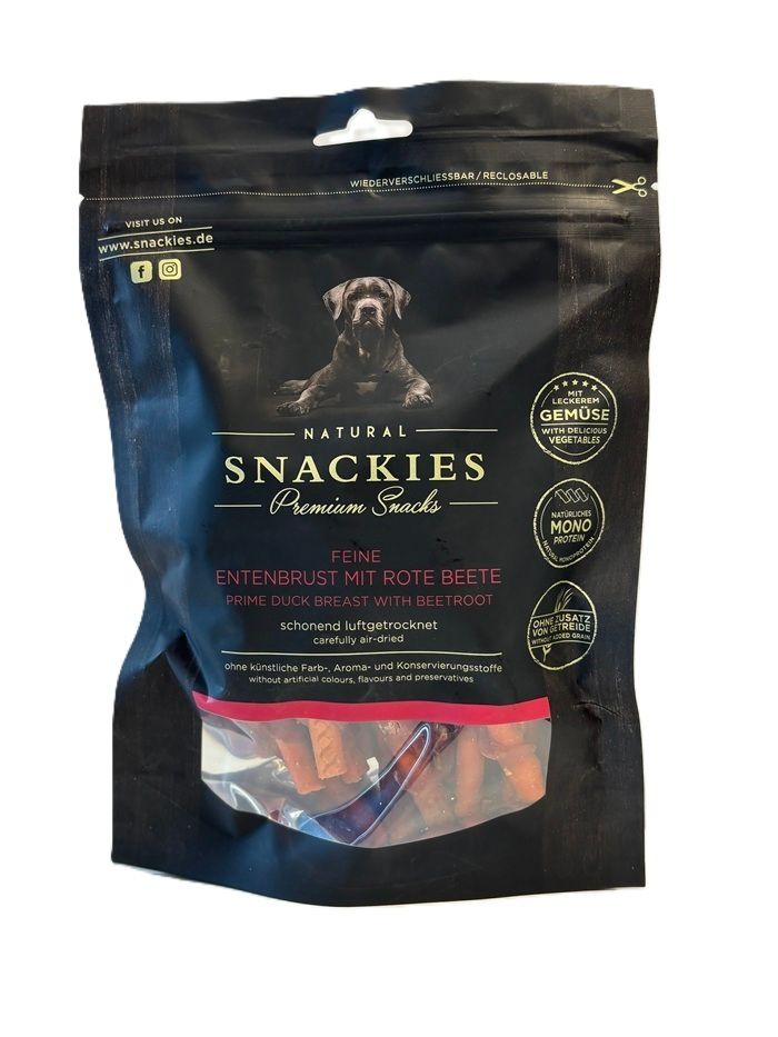 Schwarze Verpackung mit Snackies Feine Entenbrust mit Rote Bete. Sichtfenster mit getrocknetem Entenbrust-Snack.