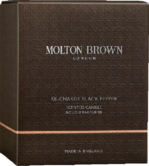 Braune quadratische Schachtel mit geprägtem Muster. Text: Molton Brown London, Re-Charge Black Pepper, Scented Candle, Bougie Parfumée, Made in England.
