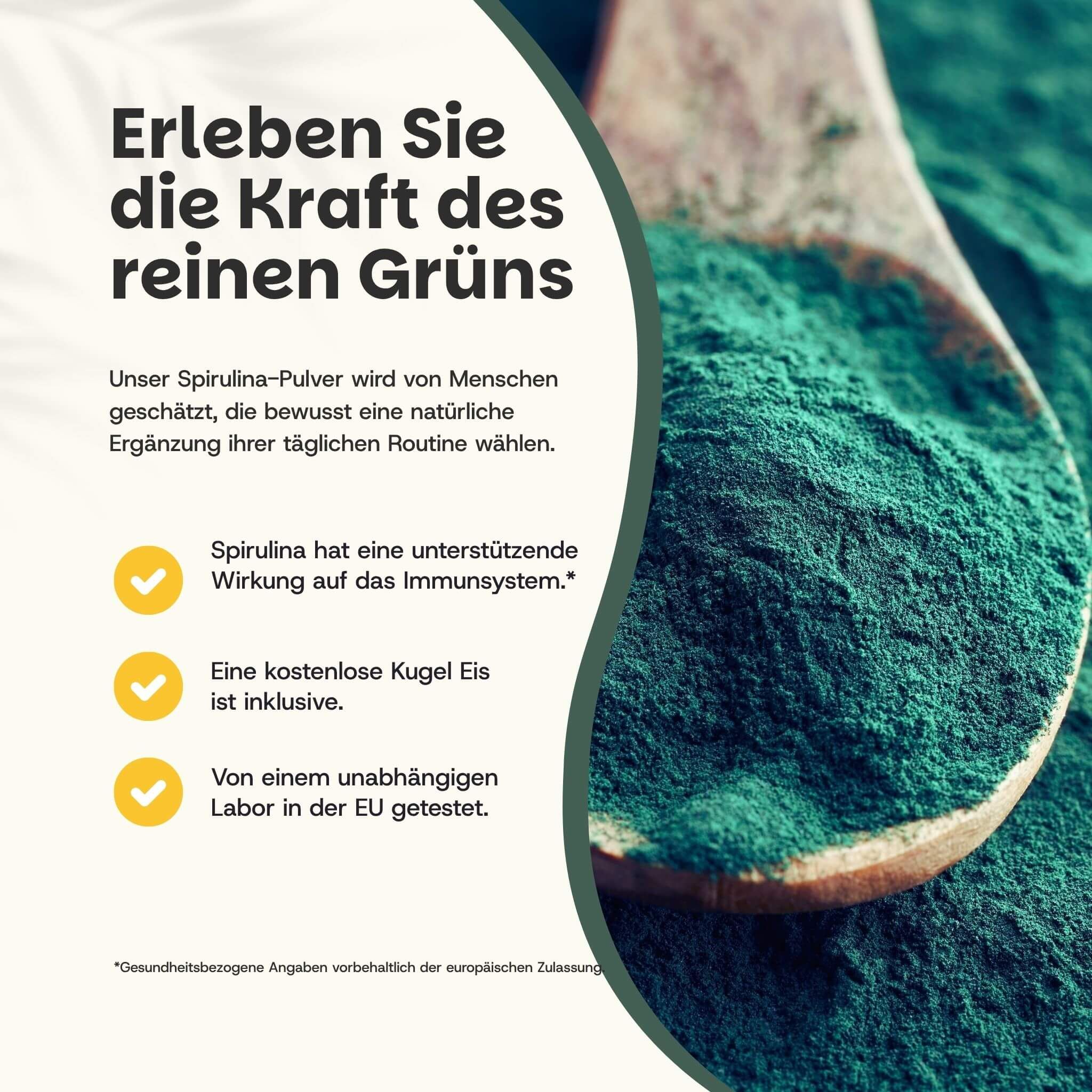 Grünes Spirulina-Pulver auf einem Holzlöffel. Text: „Erleben Sie die Kraft des reinen Grüns“.