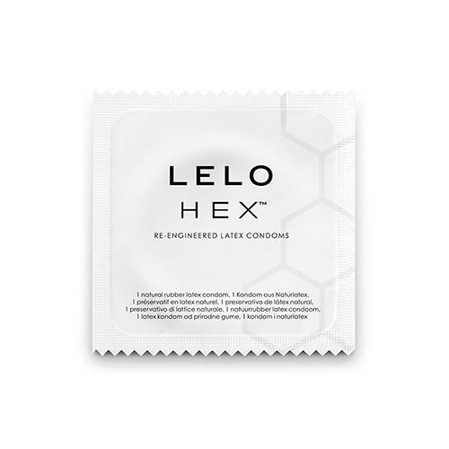 Weißer Folienbeutel mit LELO HEX Logo. Text: Re-Engineered Latex Kondome.
