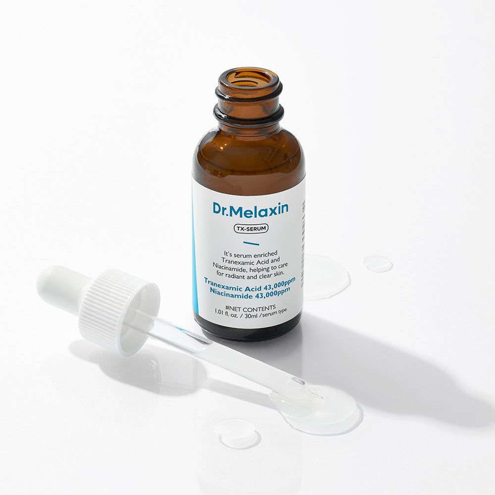 Braune Glasflasche, Tropfer und Löffel. Aufschrift: Dr. Melaxin TX-Serum. Auf weißem Hintergrund.