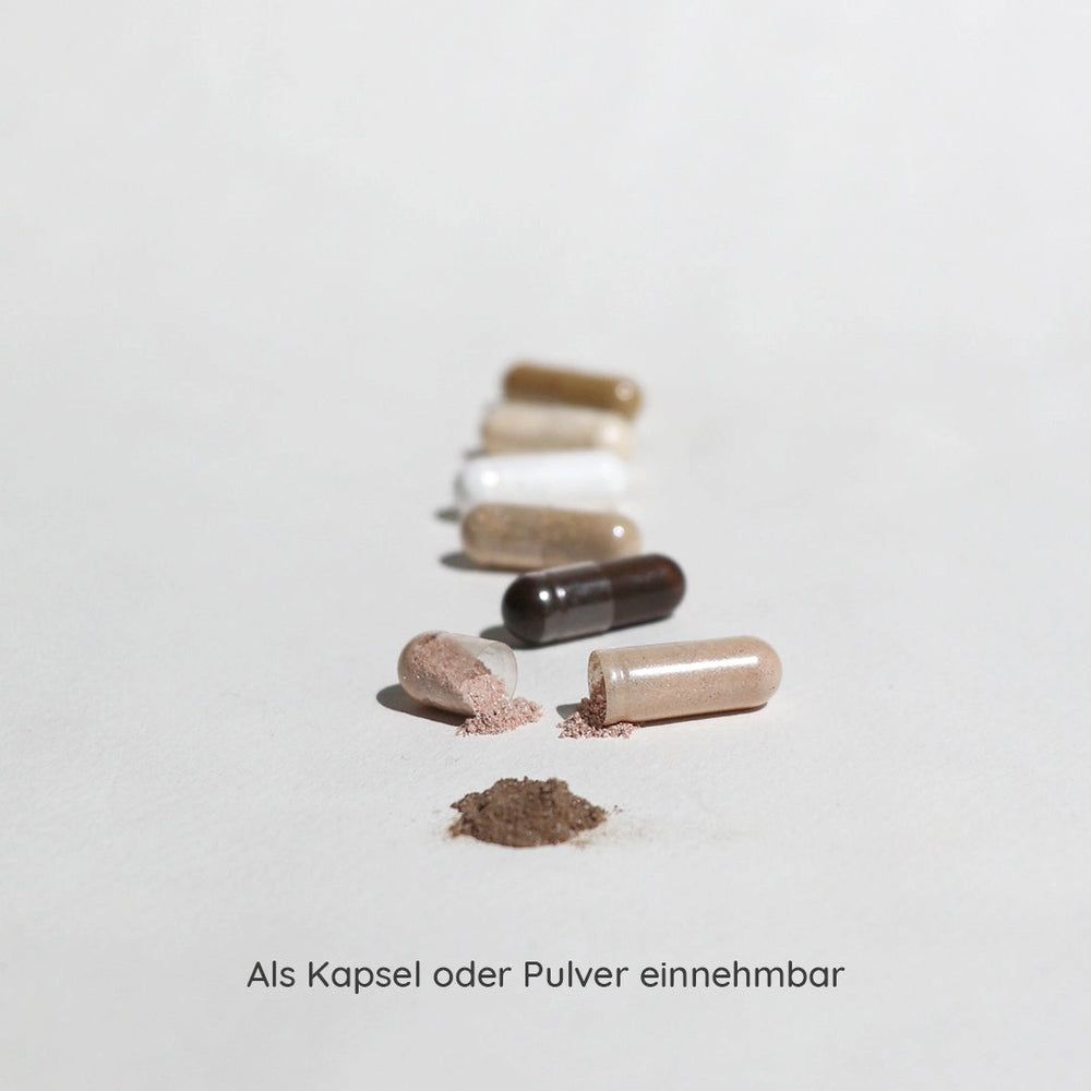 Kapseln, geöffnet und ungeöffnet, mit Pulver. Aufschrift: Als Kapsel oder Pulver einnehmbar. Verschiedene Farben.