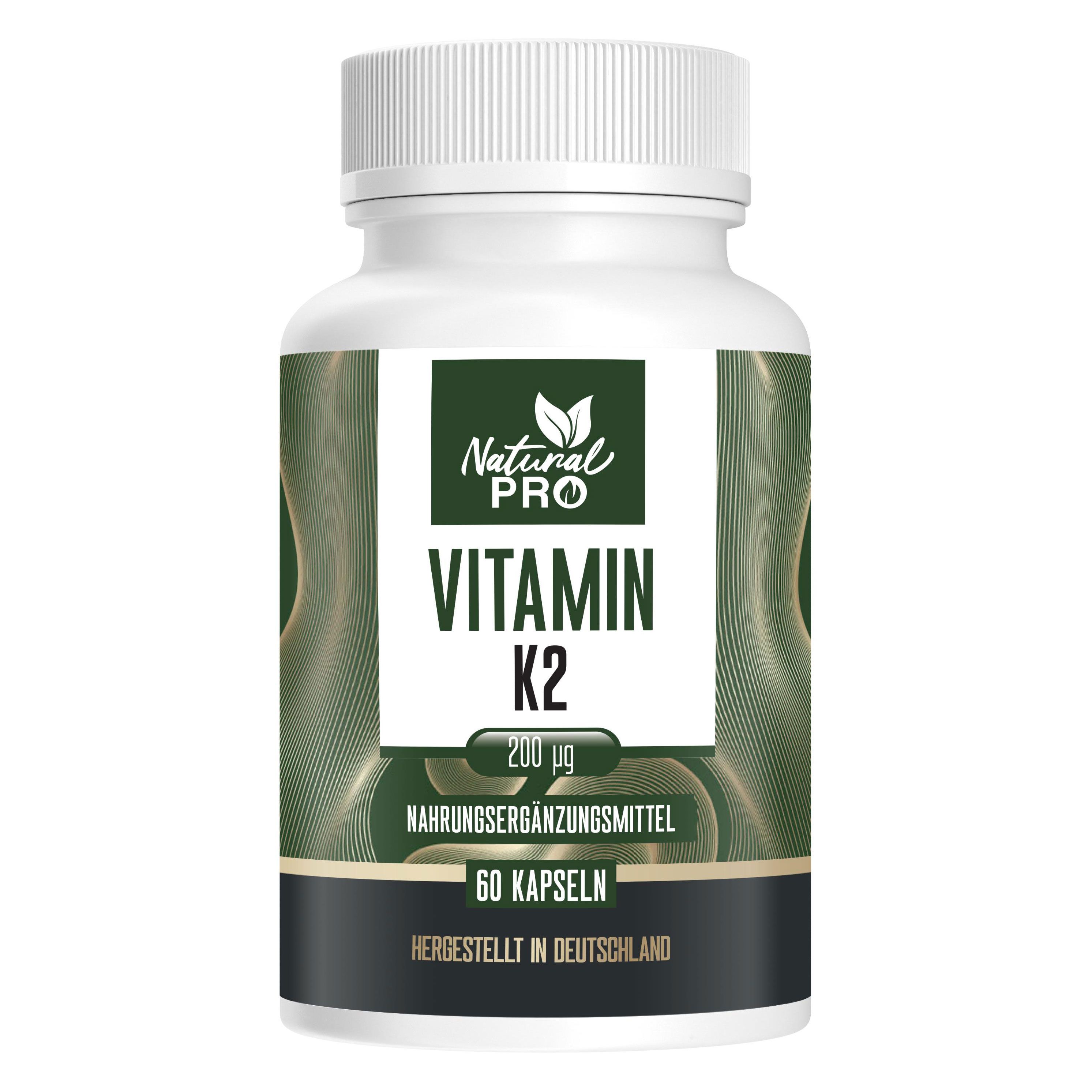Weiße Flasche mit Kapseln. Etikett mit "Natural Pro Vitamin K2 200µg". "60 Kapseln". Hergestellt in Deutschland.