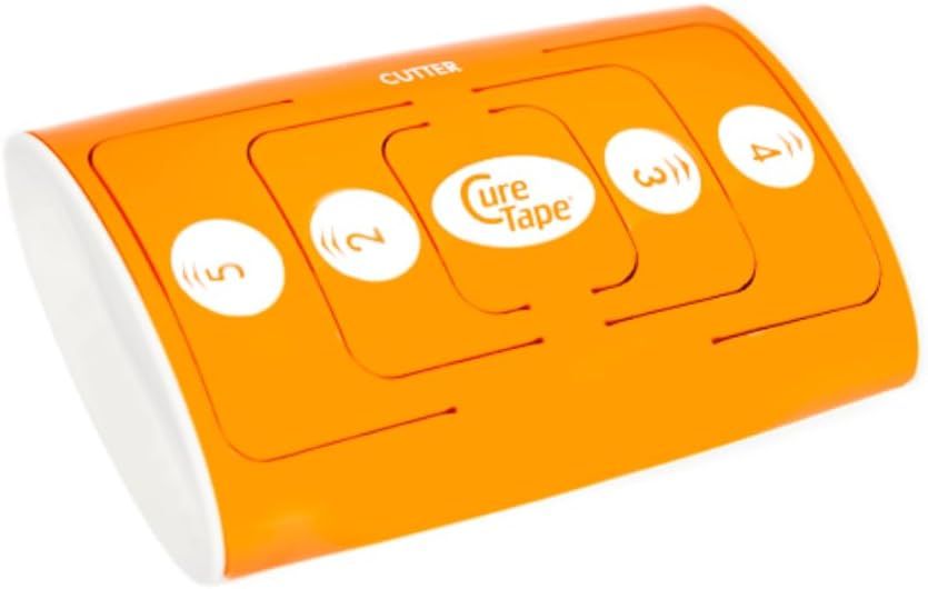 Orangefarbener Cutter mit abgerundeten Ecken. Auf der Oberfläche befinden sich Aussparungen mit Zahlen und dem CureTape-Logo.