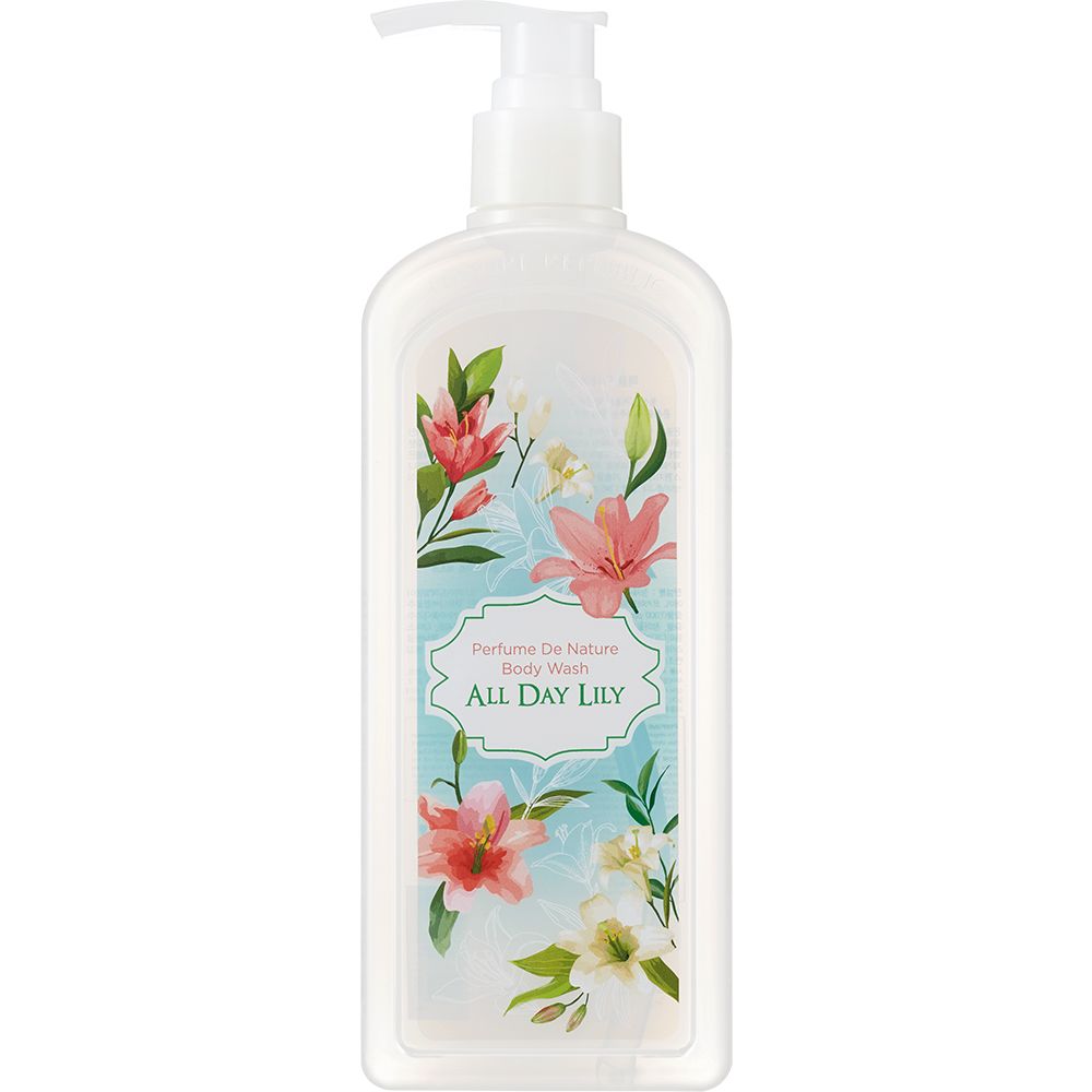 Weißer Spender mit floralem Etikett. Text: Perfume De Nature Body Wash All Day Lily.