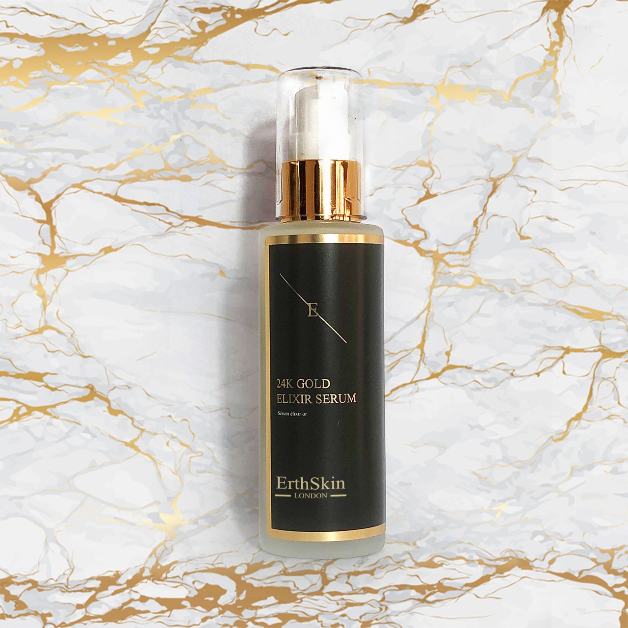 Serumflasche mit schwarzem Etikett und goldenen Akzenten. Auf Marmorhintergrund. Aufschrift: 24K Gold Elixir Serum.