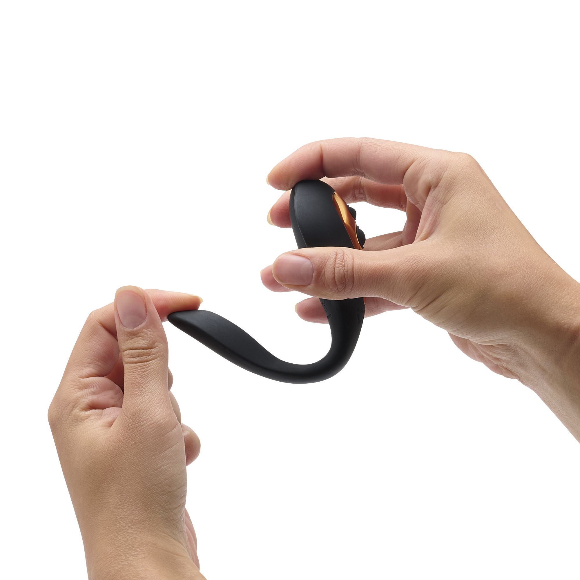 Schwarzer C-förmiger Vibrator, der von zwei Händen gebogen wird. Flexibles Material.