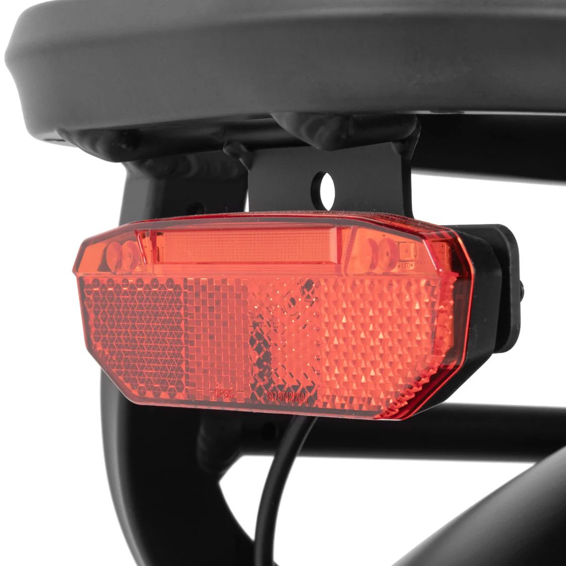 Rücklicht des Elektrofahrrads. Rotes, rechteckiges Rücklicht am Gepäckträger.