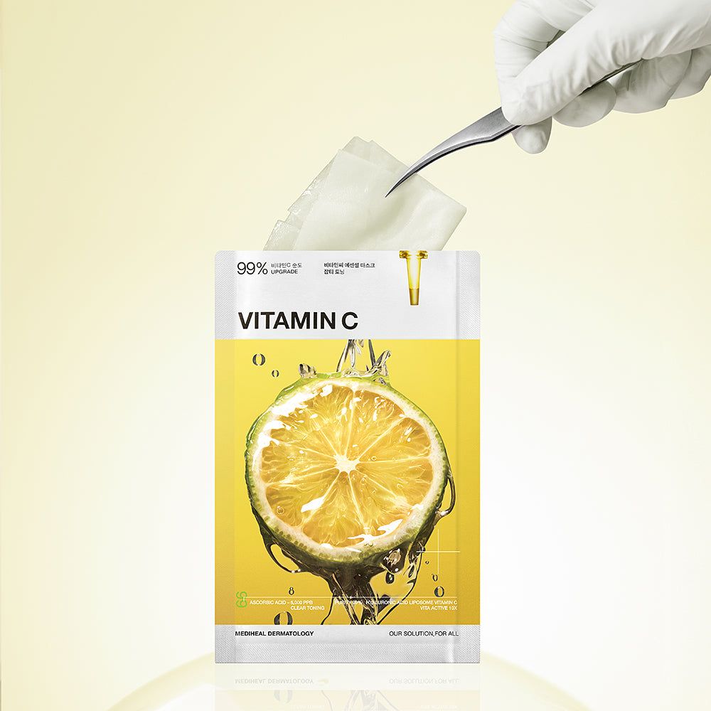 Verpackung der MEDIHEAL Vitamin C Tuchmaske mit Zitrone und Wasser. Maske wird mit Pinzette entnommen.