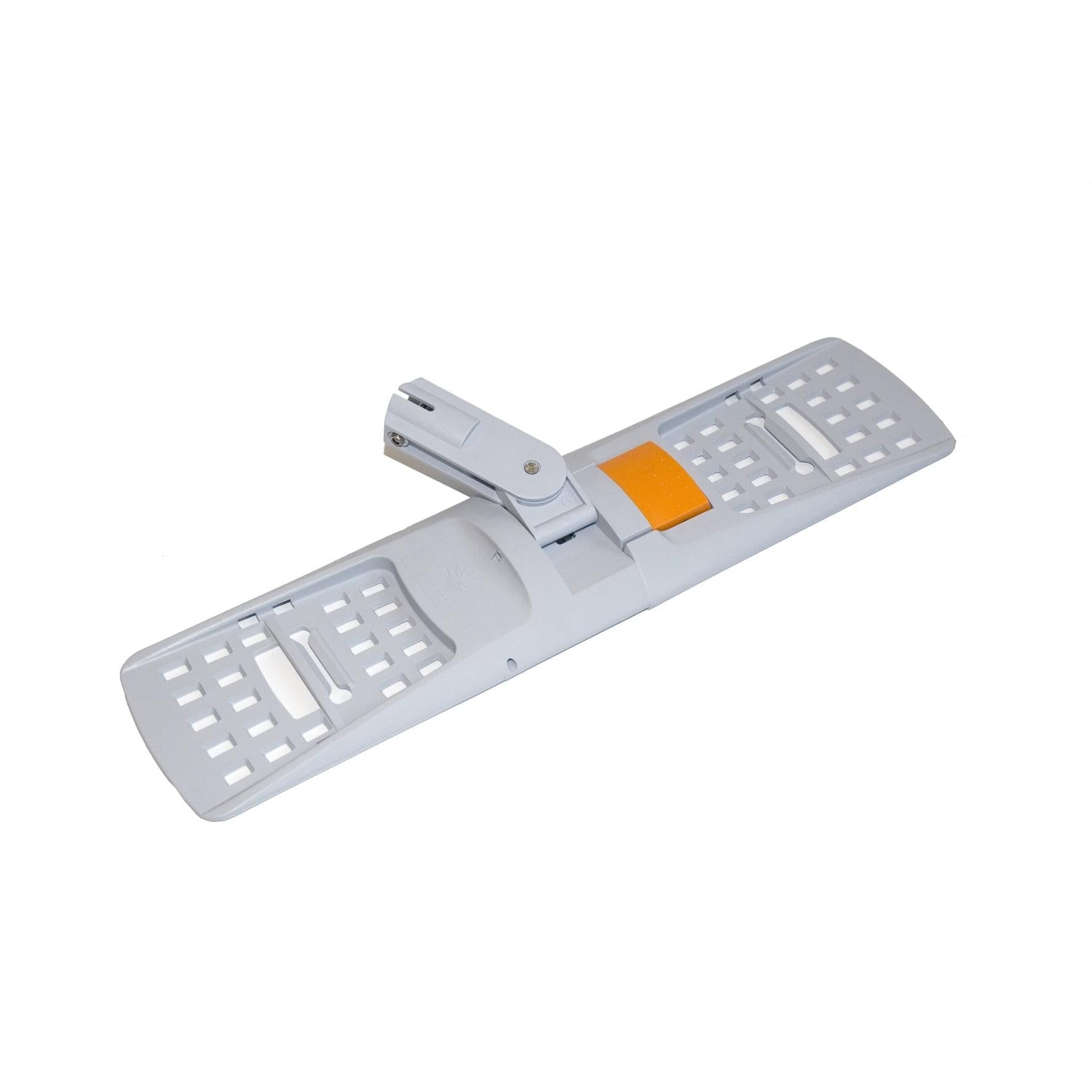 Grauer Klapphalter mit orangefarbenem Element. Rechteckige Form mit Löchern und einem klappbaren Gelenk. Perspektivische Ansicht.