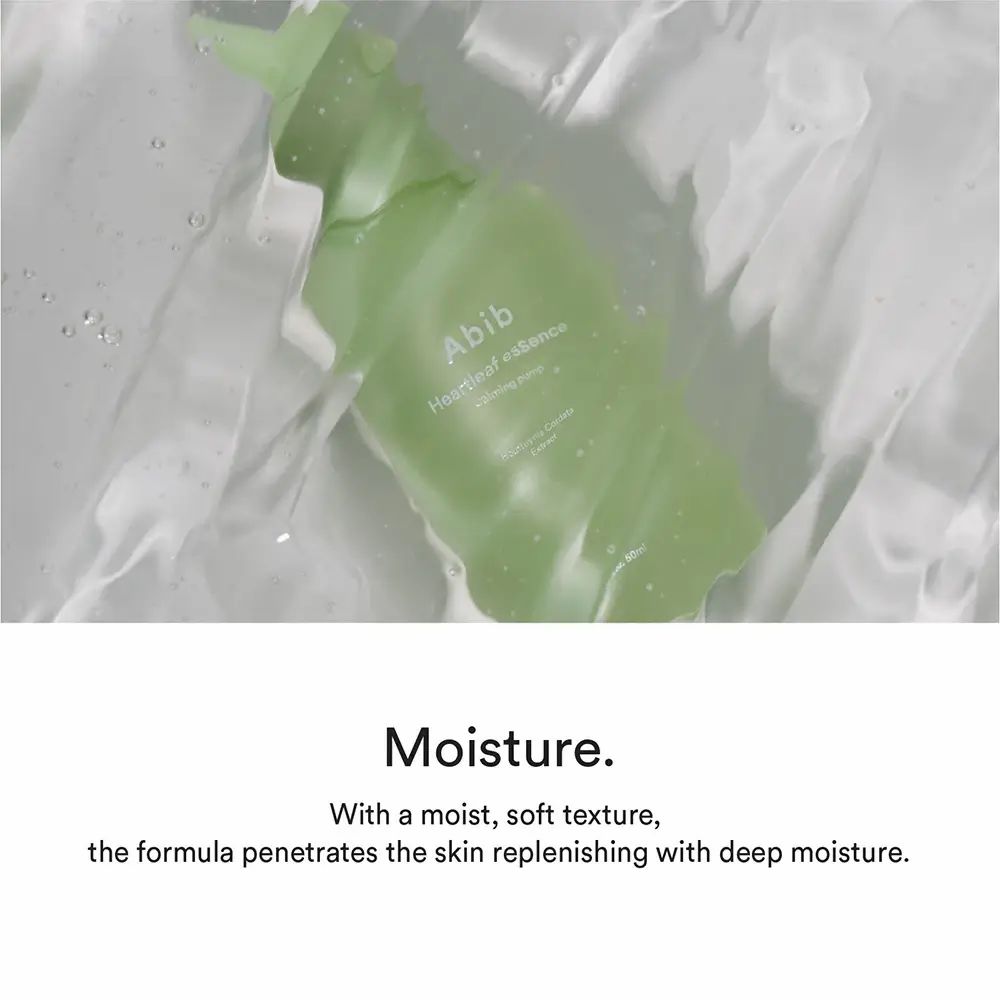 Grüne Flasche mit Pumpe in Wasser. Aufschrift: Abib Heartleaf essence Calming pump. Text: Moisture. Feuchtigkeitsspendend. Text über Textur.