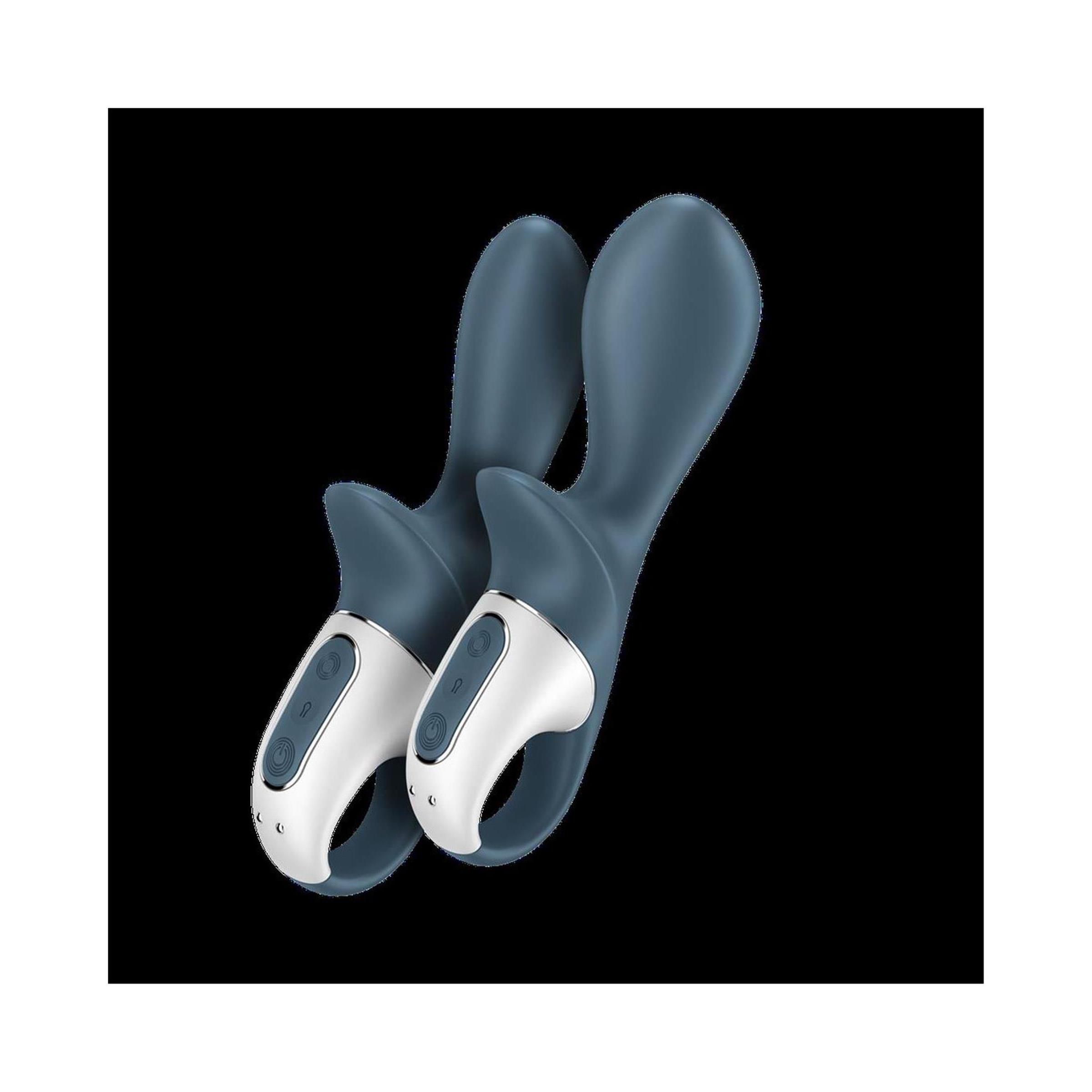 Zwei blaue und weiße Anal-Vibratoren. Ringförmiger Griff, länglicher Schaft. Bedienfeld mit Knöpfen. Schwarzer Hintergrund.