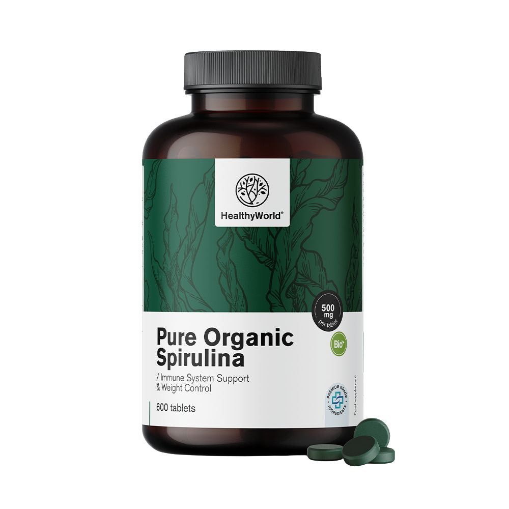 Braune Flasche mit grünem Etikett. Aufschrift: Pure Organic Spirulina, 500 mg, 600 Tabletten. Bio-Siegel. Einige Tabletten liegen daneben.