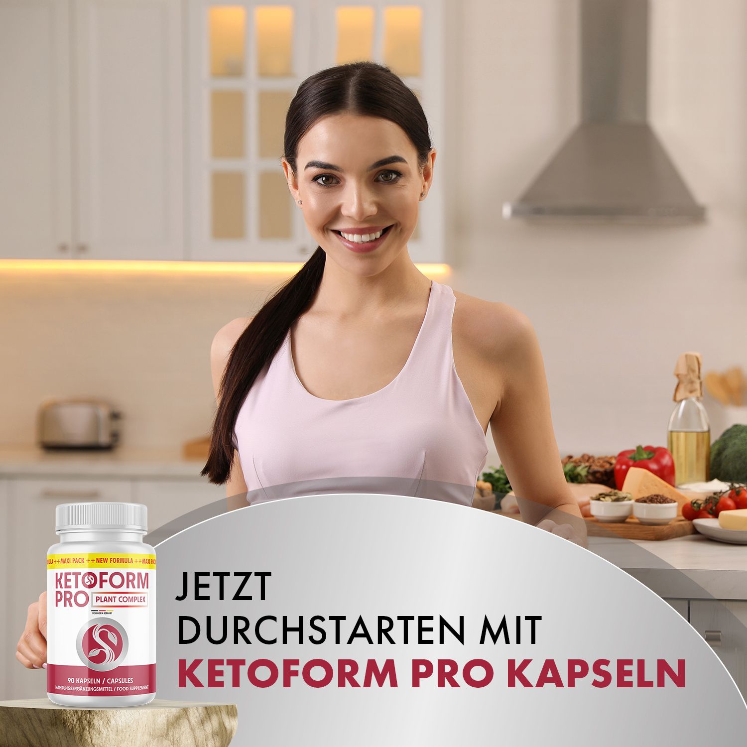 Frau lächelt in Küche. Flasche Ketoform Pro Kapseln im Vordergrund. Text: Jetzt durchstarten mit Ketoform Pro Kapseln.