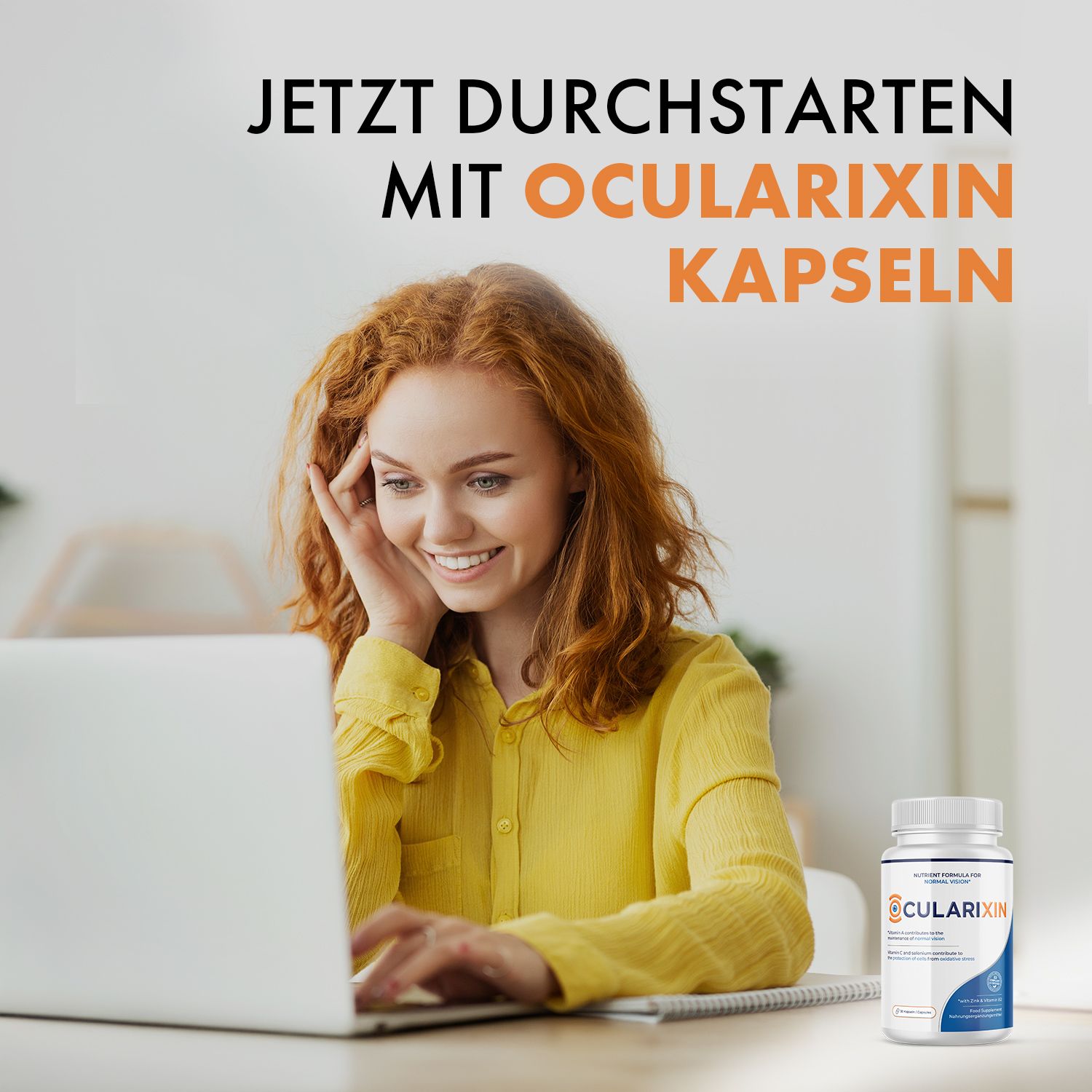 Frau am Laptop mit einer Flasche Ocularixin Kapseln auf dem Tisch.