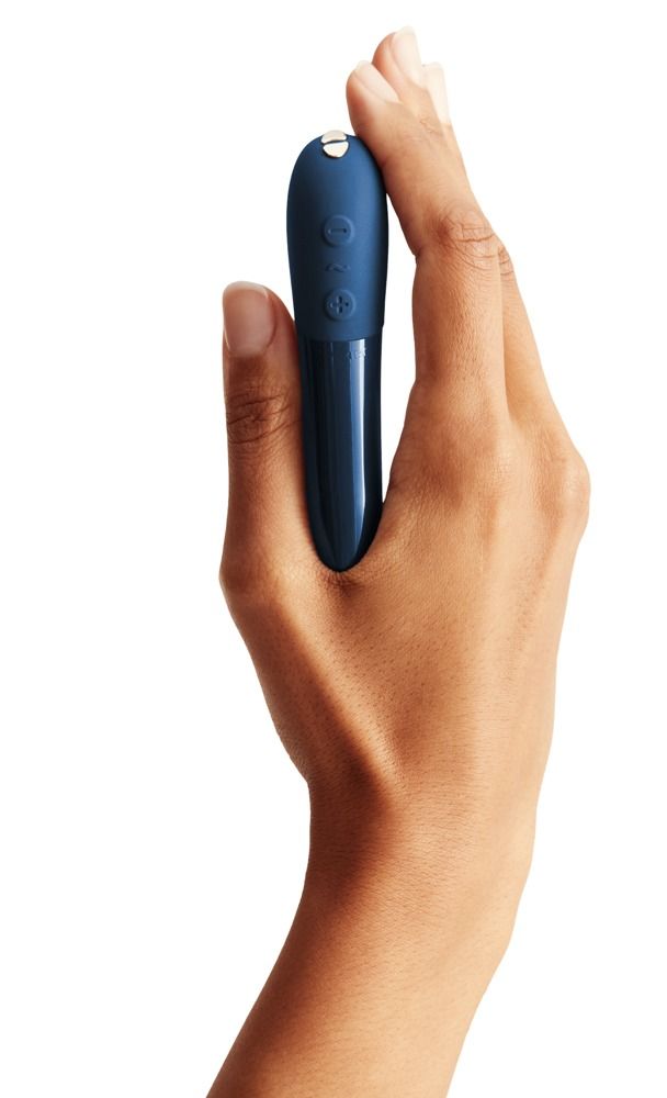 Dunkelblaues, längliches Gerät in einer Hand gehalten. Auf dem Gerät sind Knöpfe sichtbar.
