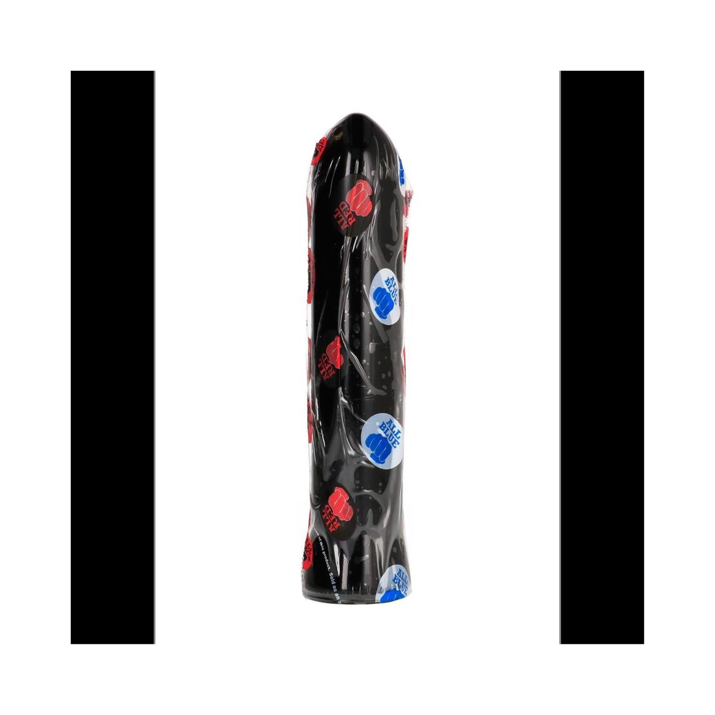 Schwarzer Dildo in Folienverpackung. Runder Spitze. Auf der Verpackung befinden sich rote und blaue Aufkleber.