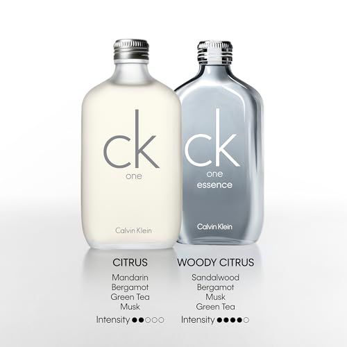 Zwei Flakons mit silbernen Verschlüssen. Aufschrift "ck one" und "ck essence", "Calvin Klein".