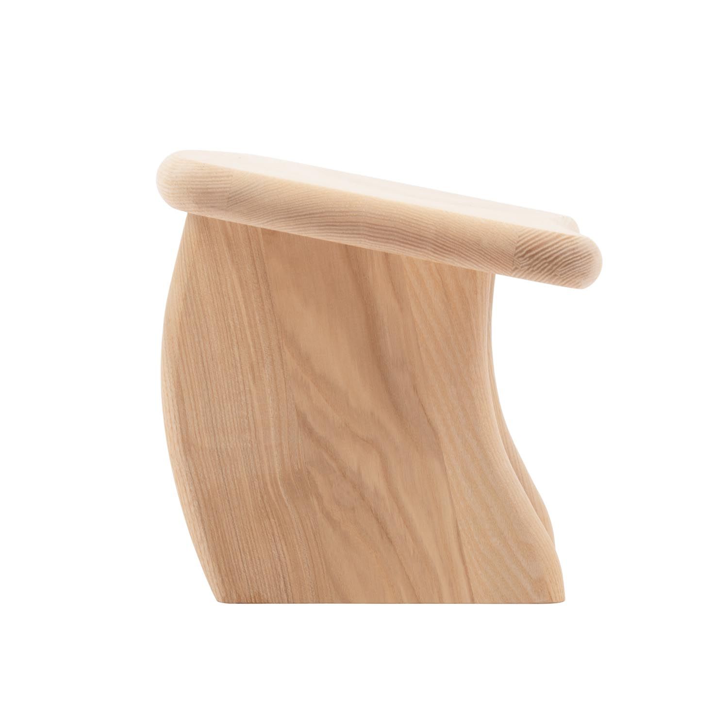 Hockerbein aus hellem Holz, geschwungen geformt. Abgerundete Sitzfläche. Holzmaserung sichtbar.