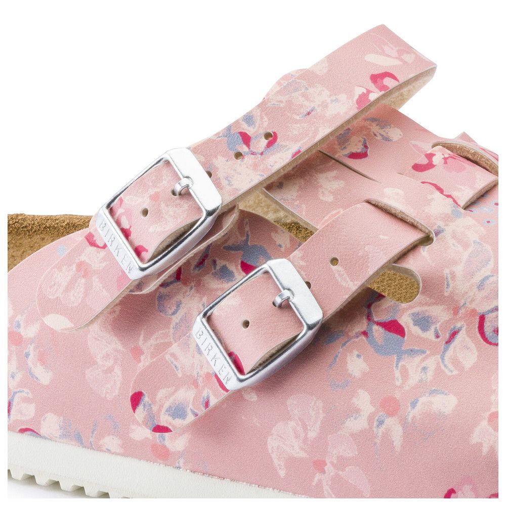 Detailansicht der Schnallen einer rosa Pantolette mit Blumenmuster. Birkenstock-Logo auf den Schnallen.