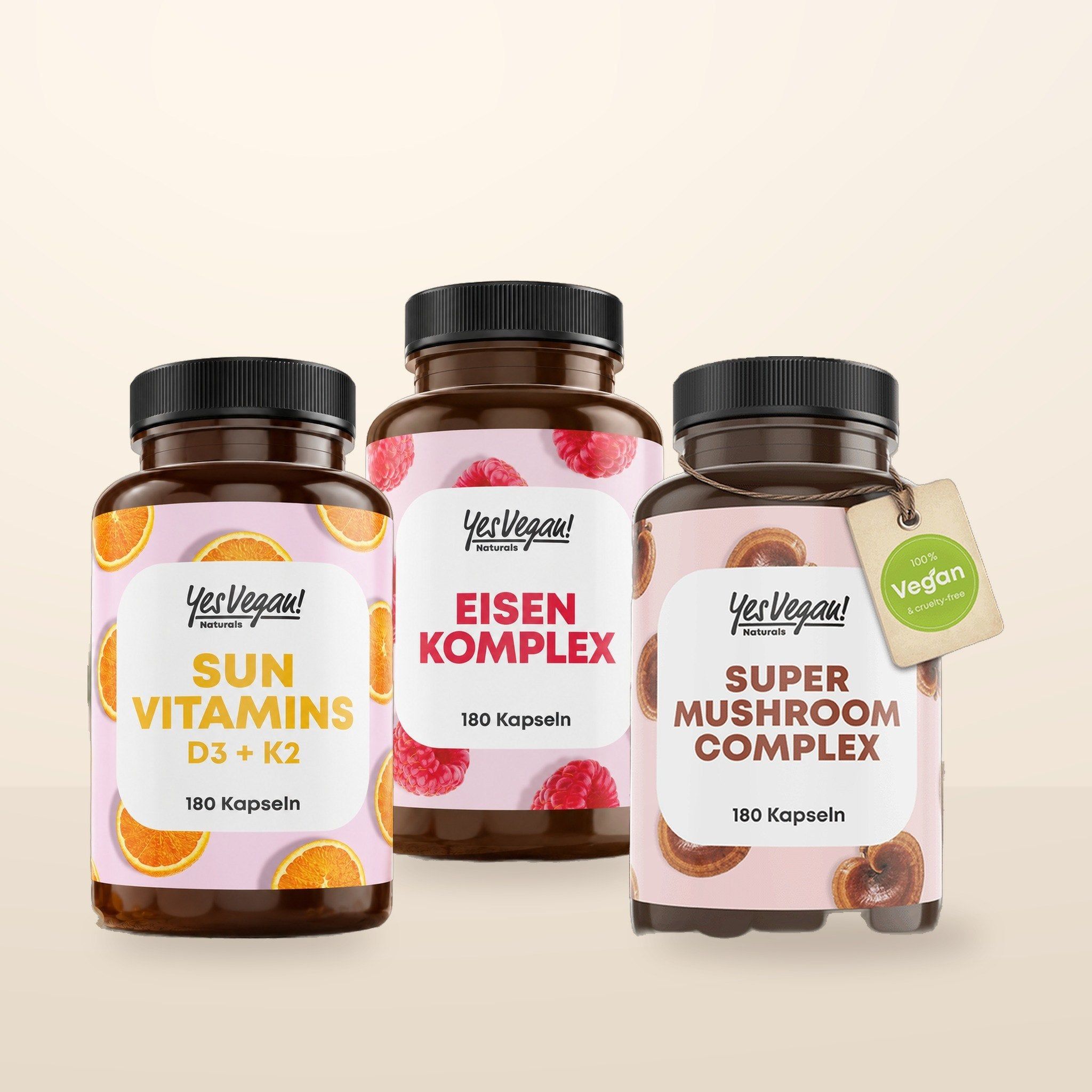 Drei Flaschen Nahrungsergänzungsmittel: Eisen Komplex, Sun Vitamins und Super Mushroom Komplex.