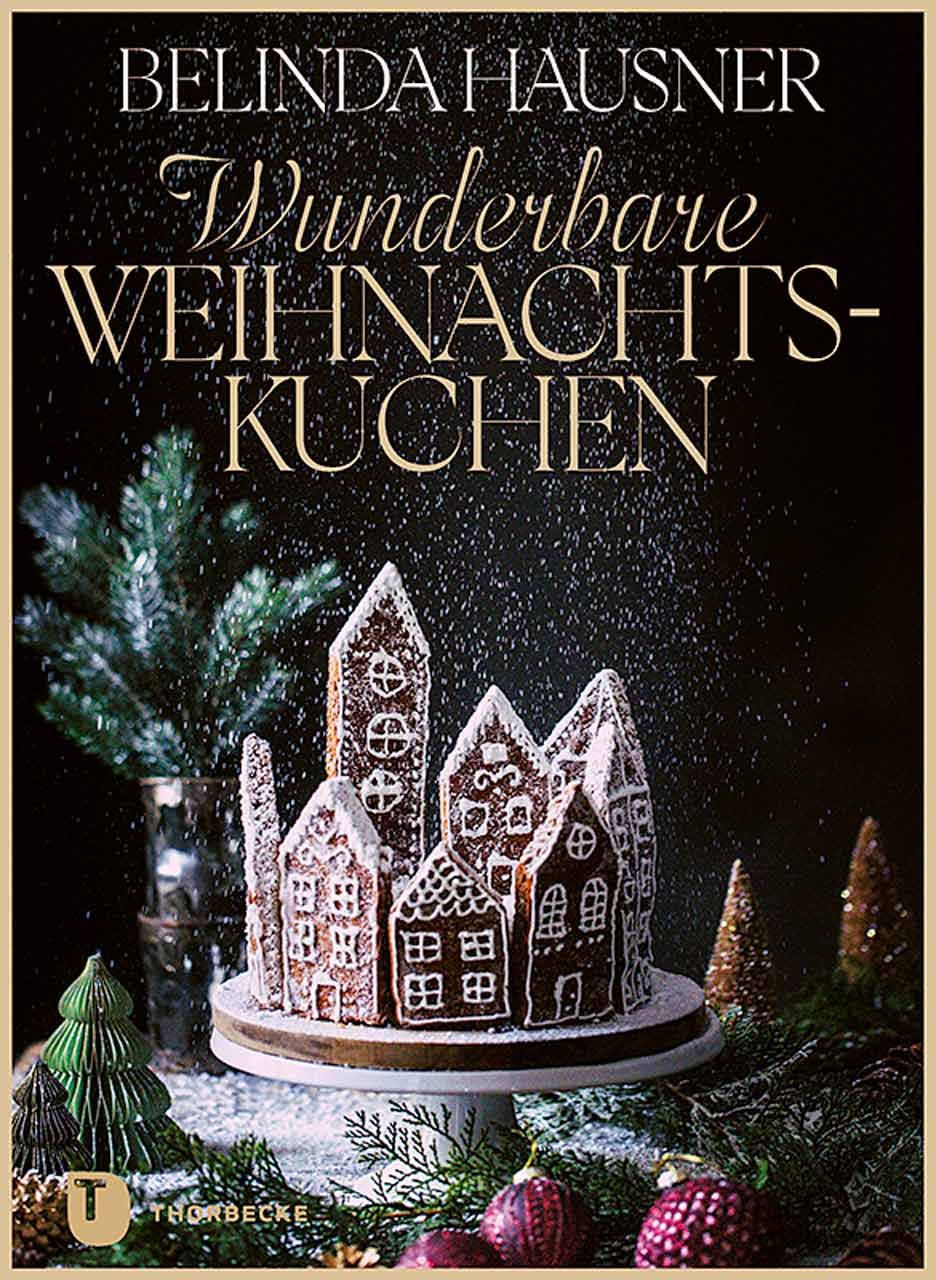 Buchcover mit Titel "Wunderbare Weihnachtskuchen" und Autorin Belinda Hausner. Gezeigt wird ein Lebkuchenhaus-Ensemble auf einer Tortenplatte.
