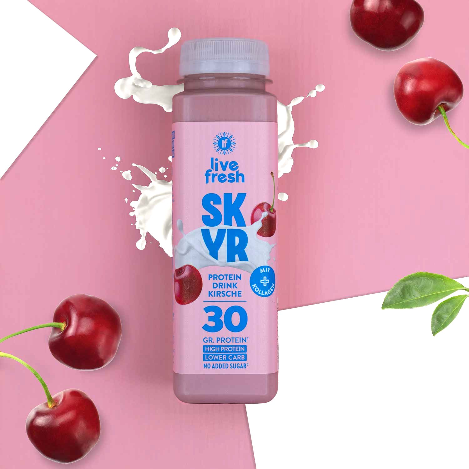 Flasche Skyr Drink Kirsche, umgeben von Kirschen und Milchspritzern. Text: SKYR, Protein Drink Kirsche, 30g Protein, High Protein, Lower Carb.