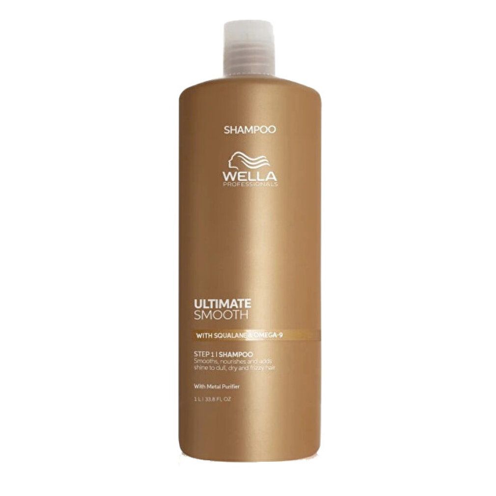 Goldfarbene Shampoo-Flasche mit weißem Deckel. Aufschrift: "SHAMPOO", "WELLA PROFESSIONALS", "ULTIMATE SMOOTH", "WITH SQUALANE + CAMELIA +", "STEP 1 | SHAMPOO".