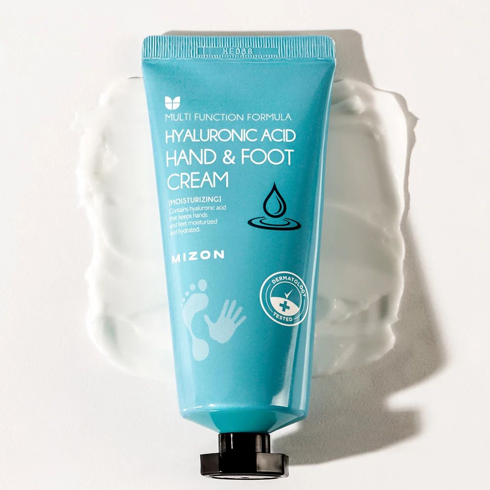 Türkisblaue Tube auf weißem Creme-Klecks. Aufschrift: Hyaluronsäure Hand & Fuß Creme. Marke: MIZON. Dermatologisch getestet.