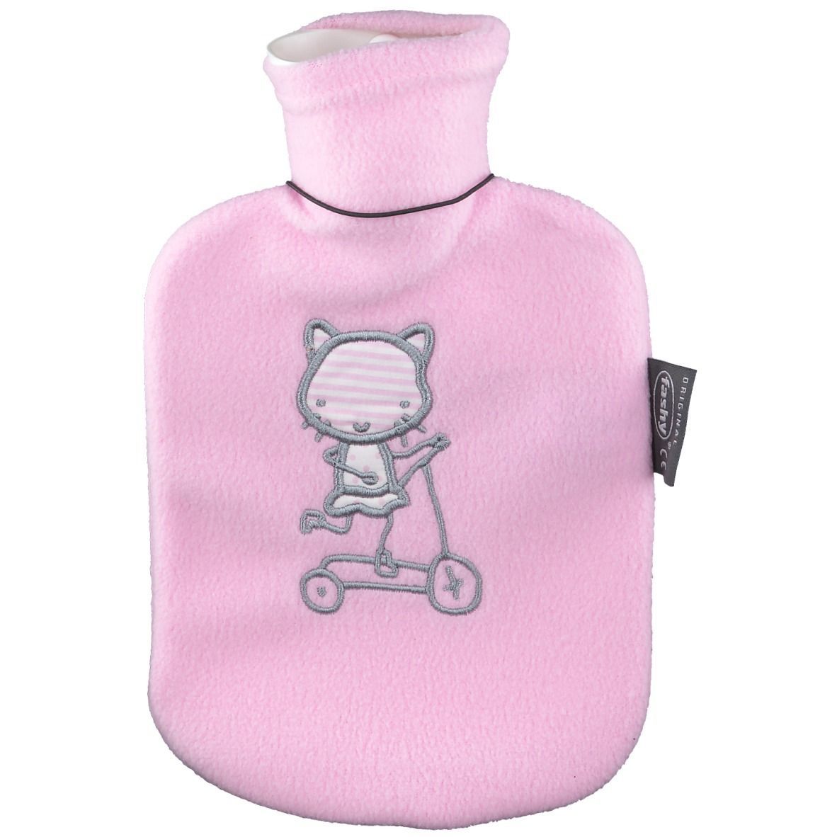 Rosa Kinderwärmflasche mit Flauschbezug. Aufgestickte Katze auf Roller. Schwarzes Band am Hals. Label.