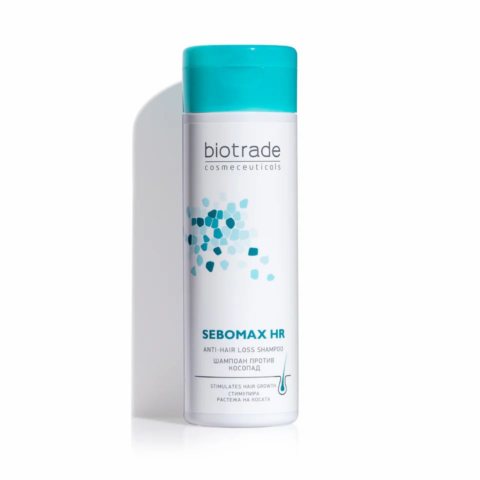 Weiß-blaue Shampoo-Flasche. Aufschrift: Biotrade, Sebomax HR Anti-Haarausfall-Shampoo. Türkisfarbener Deckel.