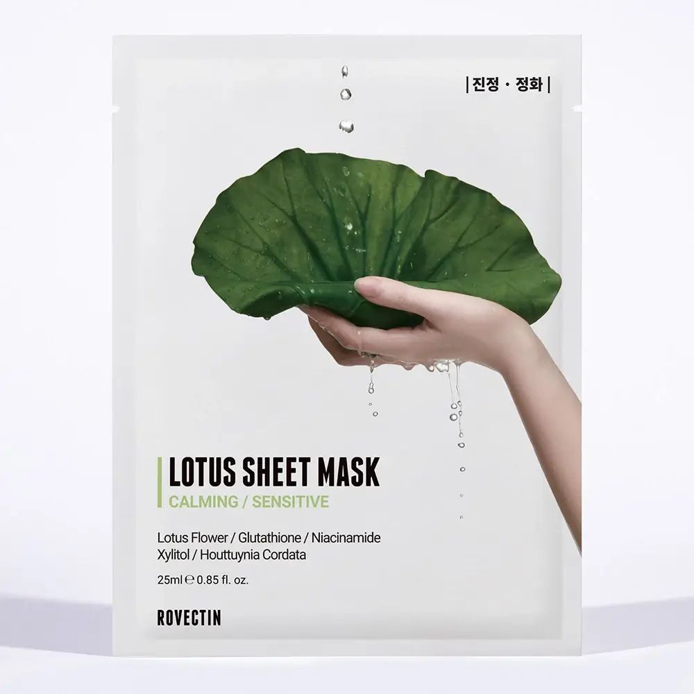 Verpackung der ROVECTIN Lotus Sheet Mask. Weiße Verpackung mit Lotusblatt und Hand. Produktname und Inhaltsstoffe.