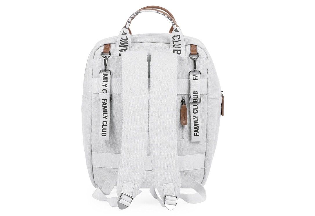 Rückansicht des weißen Wickelrucksacks. Schultergurte mit FAMILY CLUB. Zwei Anhänger.