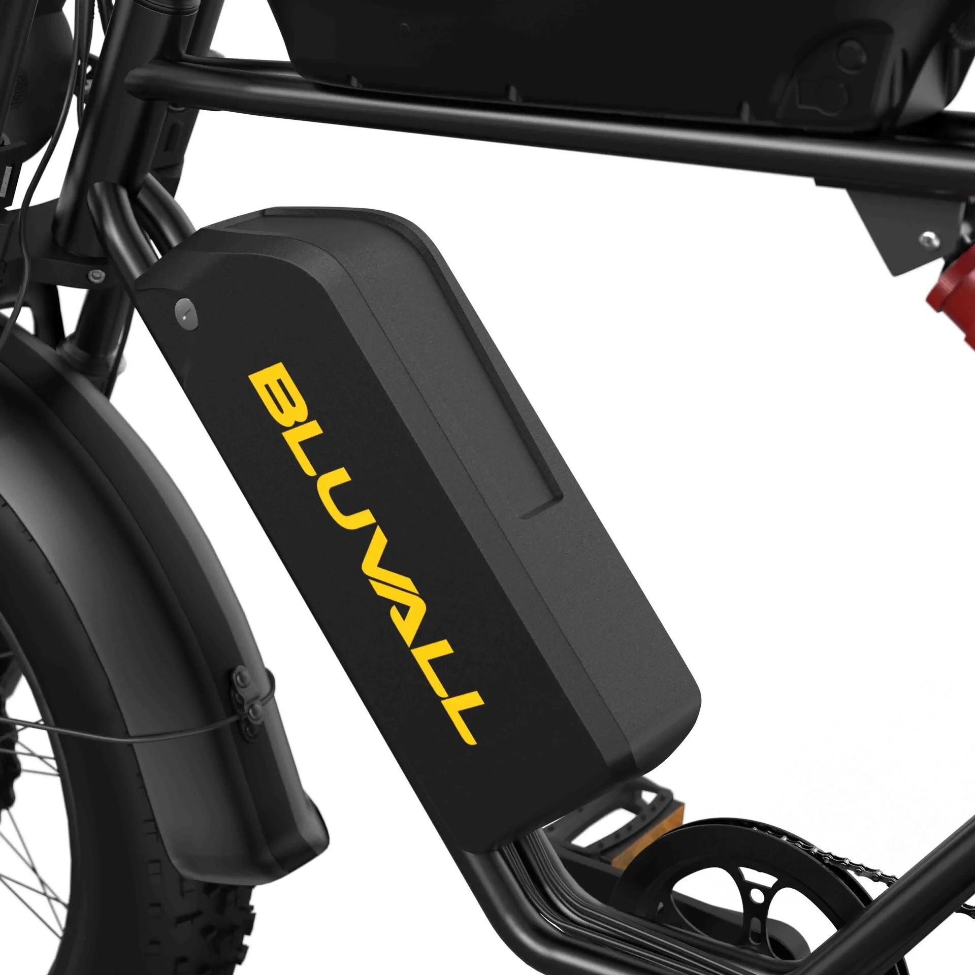 Nahaufnahme der Batterie eines schwarzen Elektro-Mountainbikes. Gelbes BLUVALL-Logo.