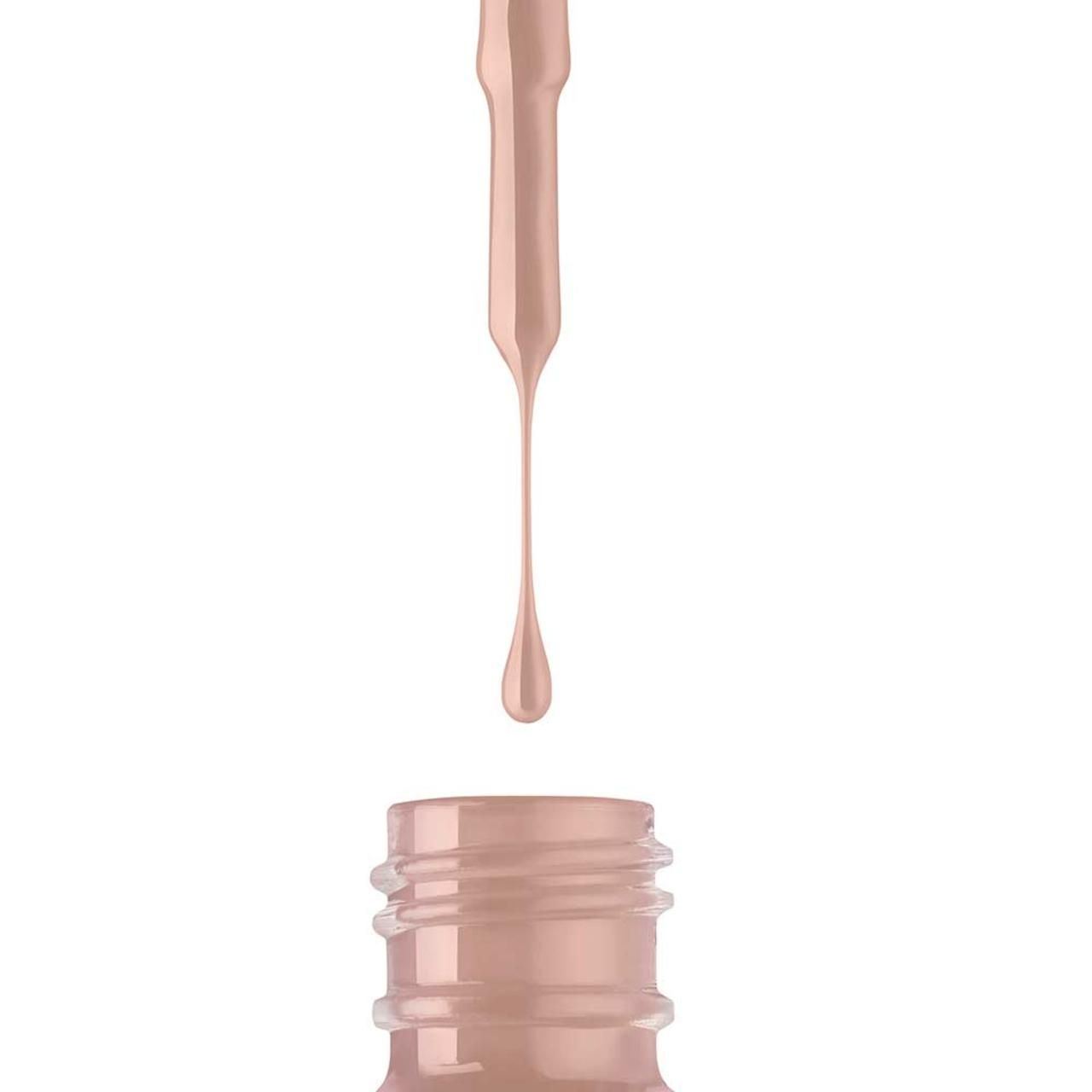 Nagellacktropfen, hellbraun. Tropfen von einem Pinsel über einer Flasche. Flasche mit Schraubverschluss.