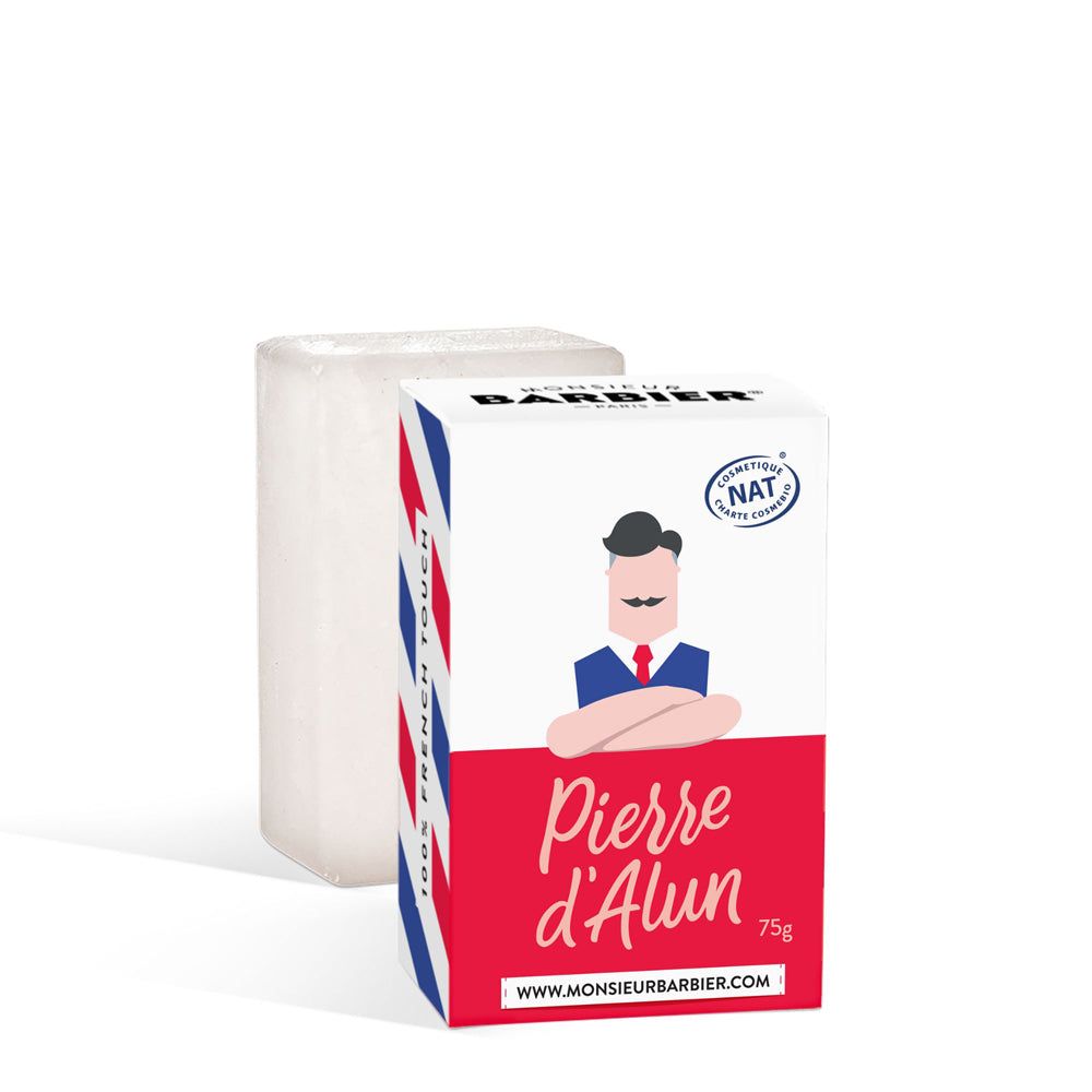 Weißer Alaunstift neben einer Schachtel. Auf der Schachtel steht "Pierre d'Alun" und "Monsieur BARBIER".