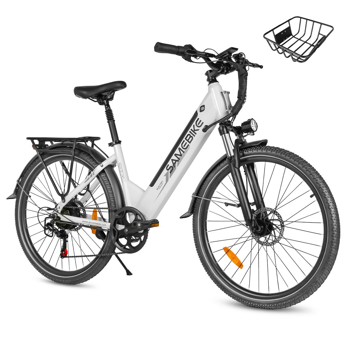 Weißes E-Bike mit schwarzem Rahmen, Korb und Gepäckträger. Marke SAMEBIKE. Vorder- und Rücklicht.