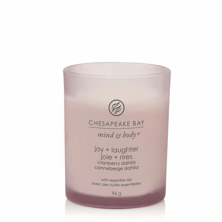 Rosa Kerzenglas mit Aufschrift Chesapeake Bay mind & body, joy + laughter, cranberry dahlia. 96 g.