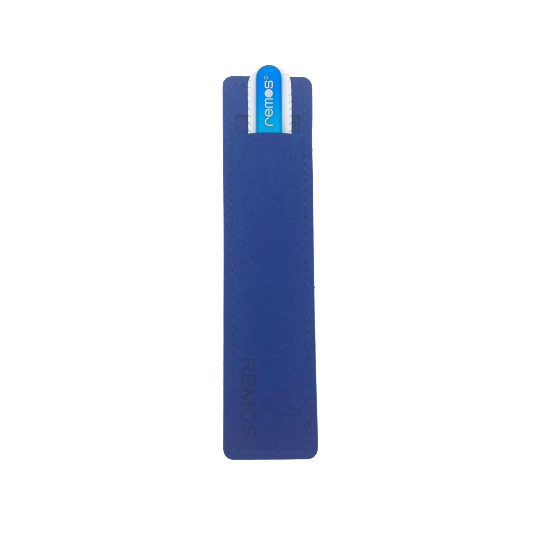 Blaue Etui mit Glasnagelfeile. Die Feile hat einen blauen Griff mit dem Schriftzug REMOS. Die Feile ist beidseitig nutzbar.