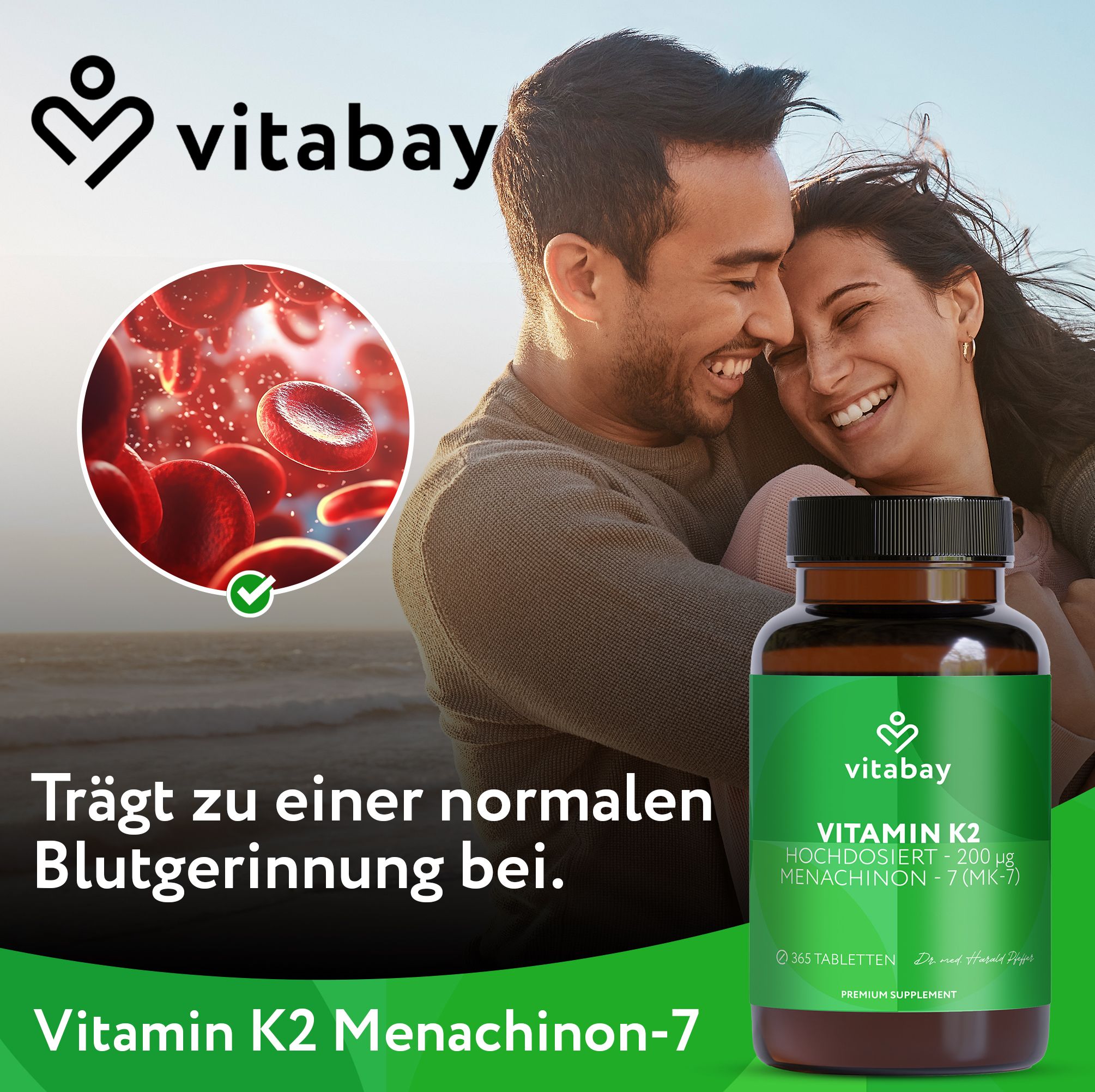 Paar am Strand, rote Blutkörperchen-Detail. Vitabay Vitamin K2 Flasche. Text: Trägt zu normaler Blutgerinnung bei.