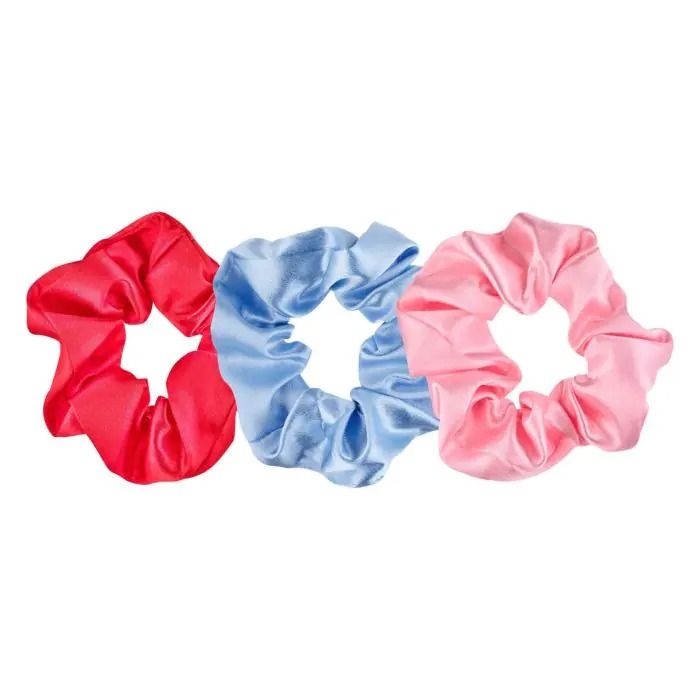Drei Haargummis in Rot, Hellblau und Rosa. Aus glänzendem Stoff. Runde Form mit gerafftem Stoff.