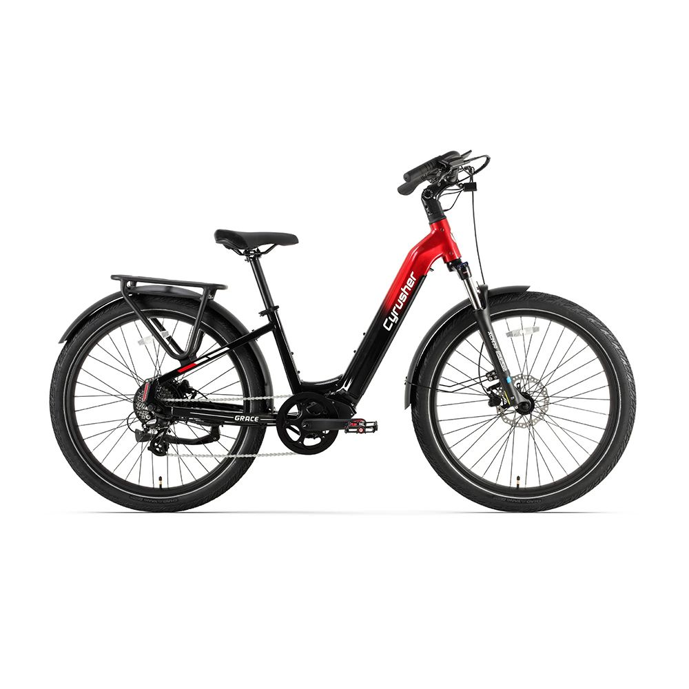 Schwarzes und rotes E-Bike mit CYRUSHER-Logo. Gepäckträger, Schutzbleche und Scheibenbremsen sind sichtbar.