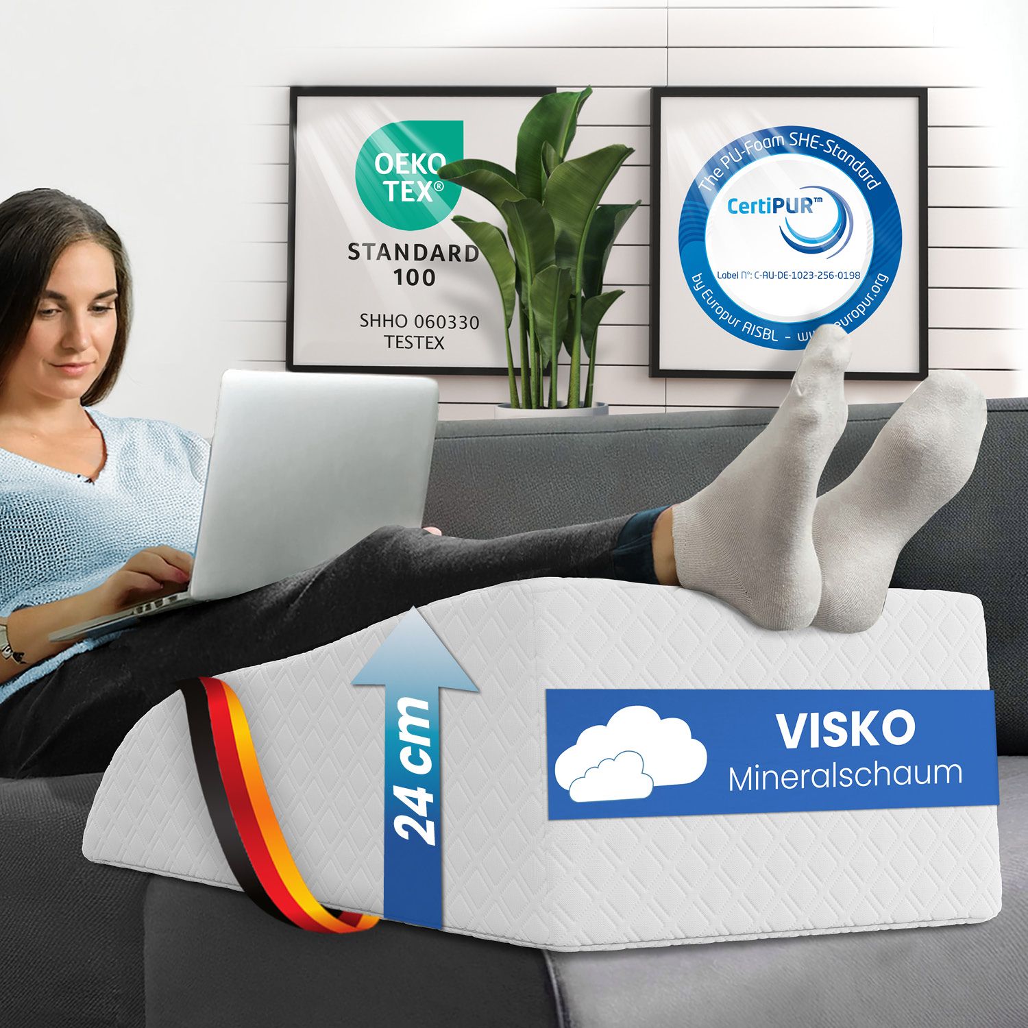 Frau sitzt auf einem Sofa mit einem Beinlagerungskissen. Text: „Visko-Mineralschaum“. Zertifizierungen: Oeko-Tex, CertiPUR. Höhe: 24 cm. Deutschland-Flagge.