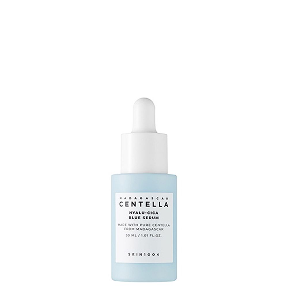 SKIN1004 Hyalu-Cica Blue Serum Flasche mit Pipette.