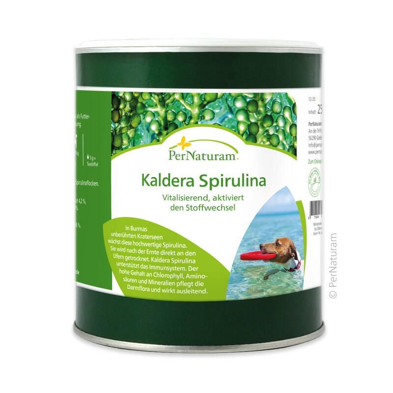 Zylindrische Dose PerNaturam Kaldera Spirulina. Grüner Deckel und Schrift. Produktname und Beschreibung. Hund im Wasser.