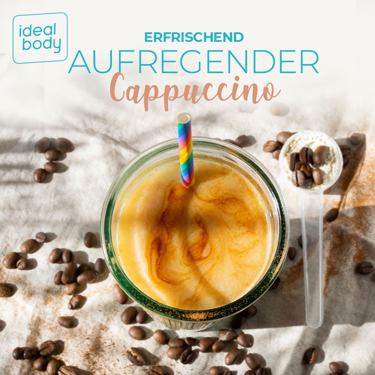 Glas mit Cappuccino, Strohhalm und Kaffeebohnen. Löffel mit Pulver. Text: 'ERFRISCHEND AUFREGENDER Cappuccino'.