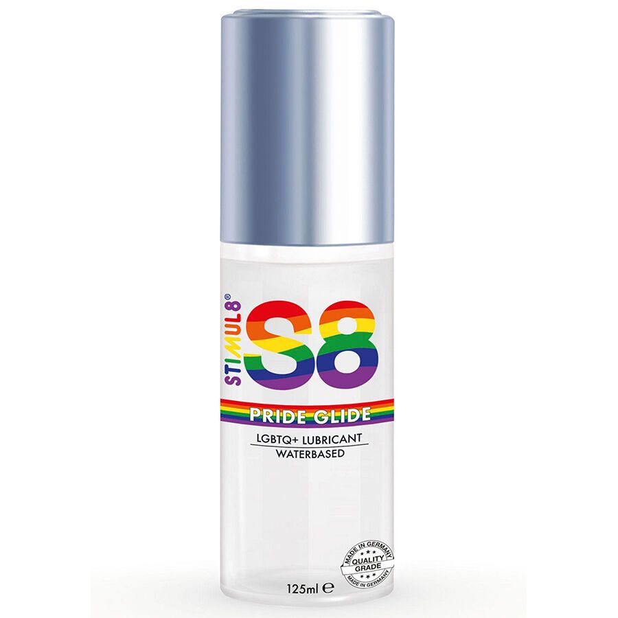 Transparente Flasche mit silbernem Deckel. Aufschrift: S8 Pride Glide, LGBTQ+ Gleitmittel, wasserbasiert. Regenbogenfarbenes Logo. Made in Germany.