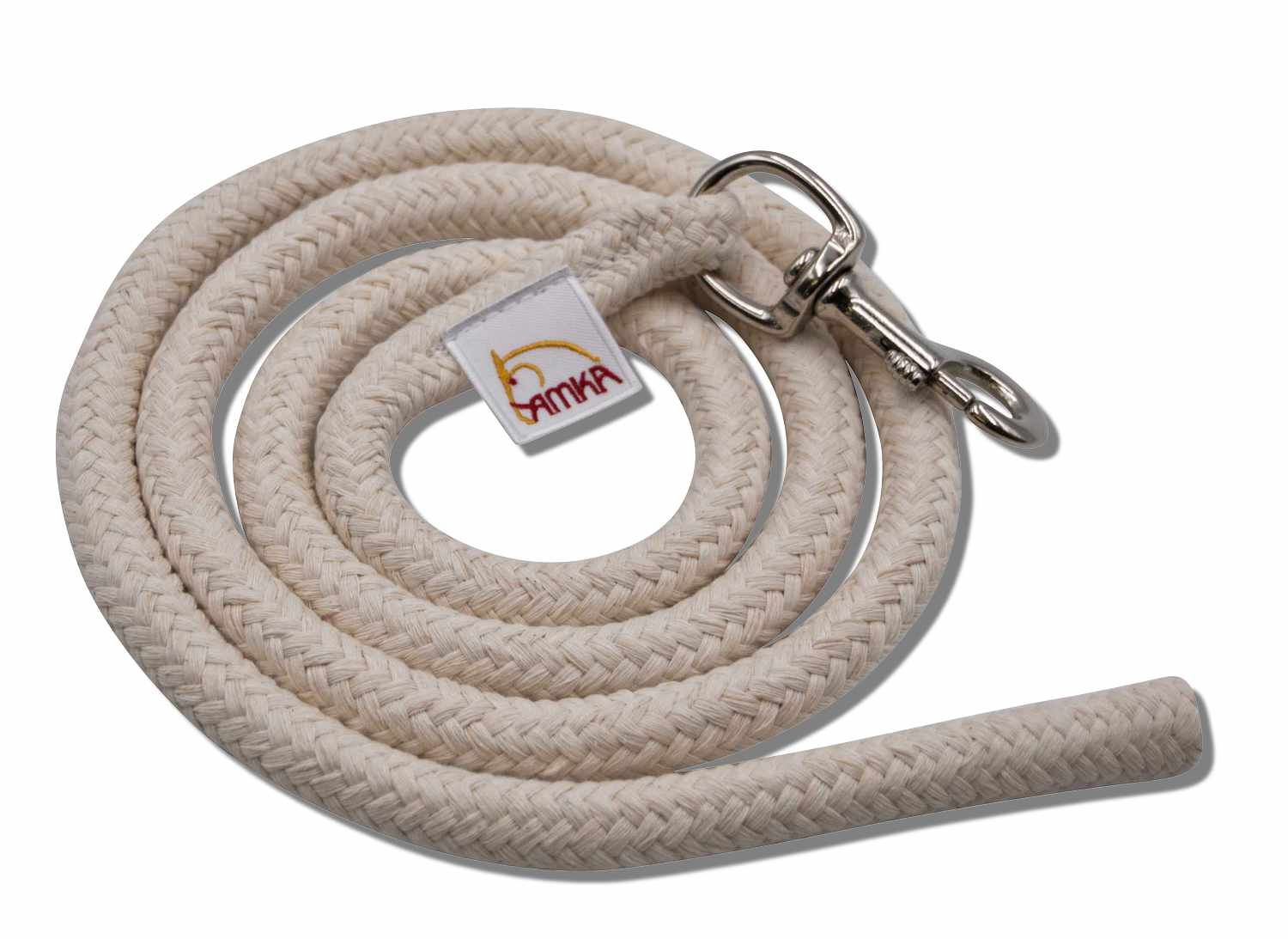 Beige Anbindestrick mit Karabinerhaken. AMKA Logo.