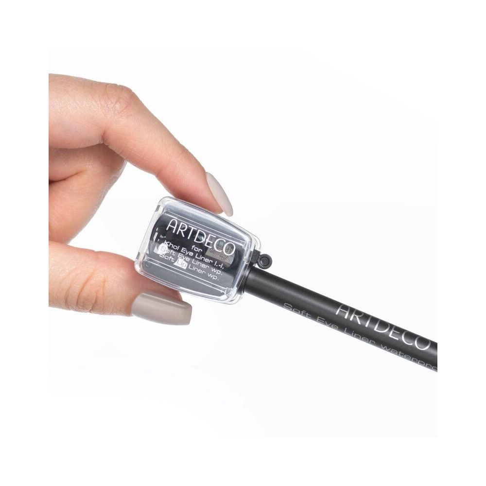 Schwarzer Spitzer mit transparentem Deckel. Auf dem Deckel steht "ARTDECO". Ein schwarzer Eyeliner-Stift wird gehalten.